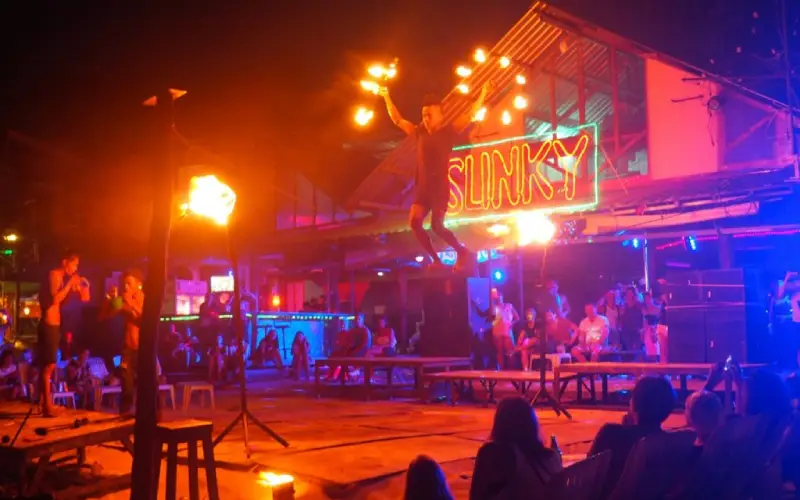 Fogo e batidas à beira mar animam noite no Carlito