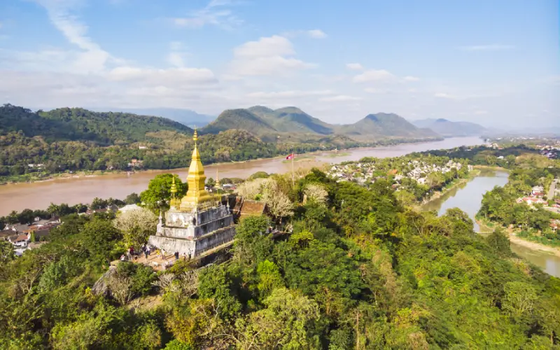 Suba os 328 degraus do Phousi e veja a luz dourada