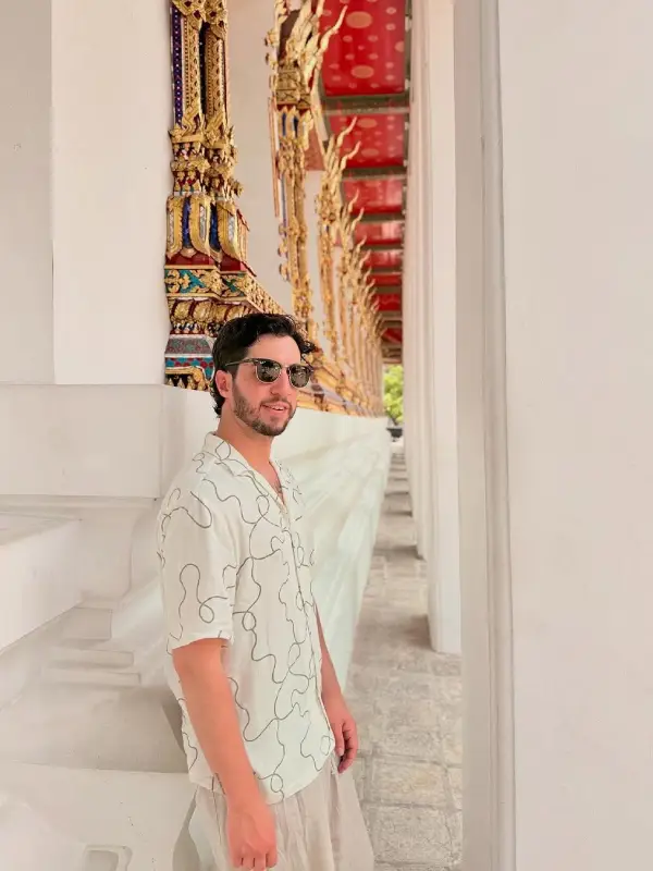 Corredor de templo decorado em perfeita harmonia