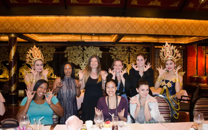 Noite de gastronomia e dança tradicional tailandesa