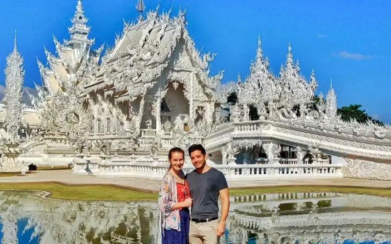 Viajantes tiram fotos no deslumbrante Templo Branco