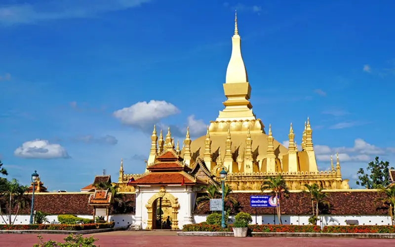 Vientiane une templos dourados e pores do sol serenos