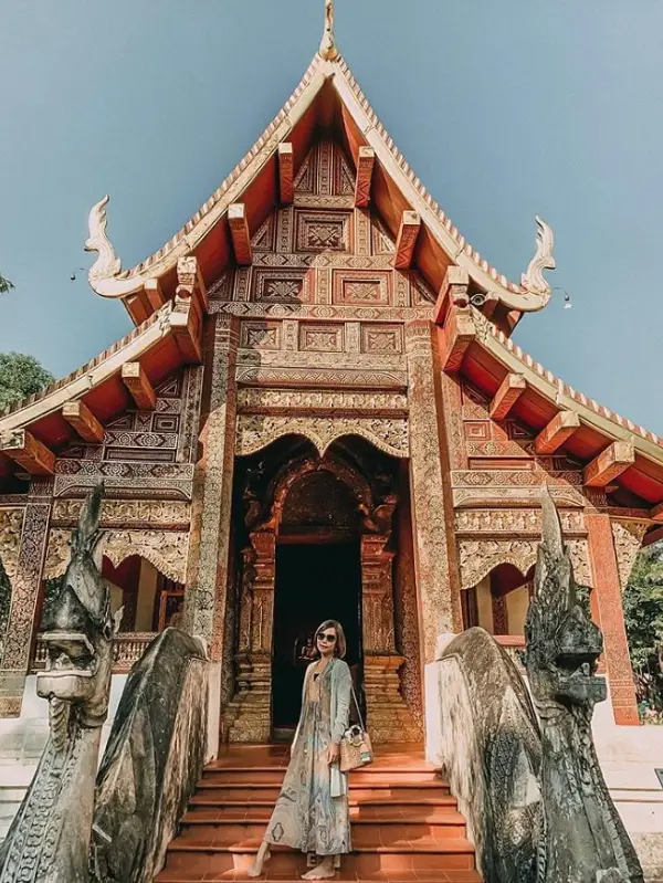 Explore Wat Phra Singh e admire a arquitetura Lanna
