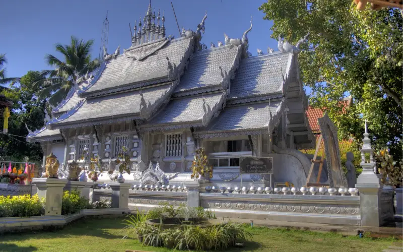 Visite o Wat Sri Suphan