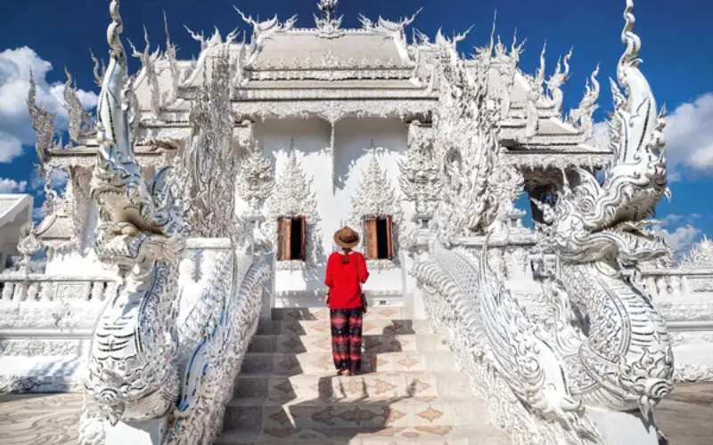 Explore Wat Rong Khun e admire seu design branco