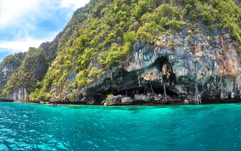 Caverna Viking vista do mar destaca se entre rocha