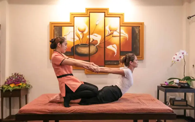 Sinta massagem tailandesa tradicional para relaxar