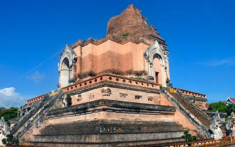Explore Wat Chedi Luang e sua herança budista