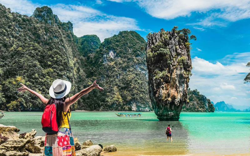 Baía de Phang Nga revela paisagem icônica do sul