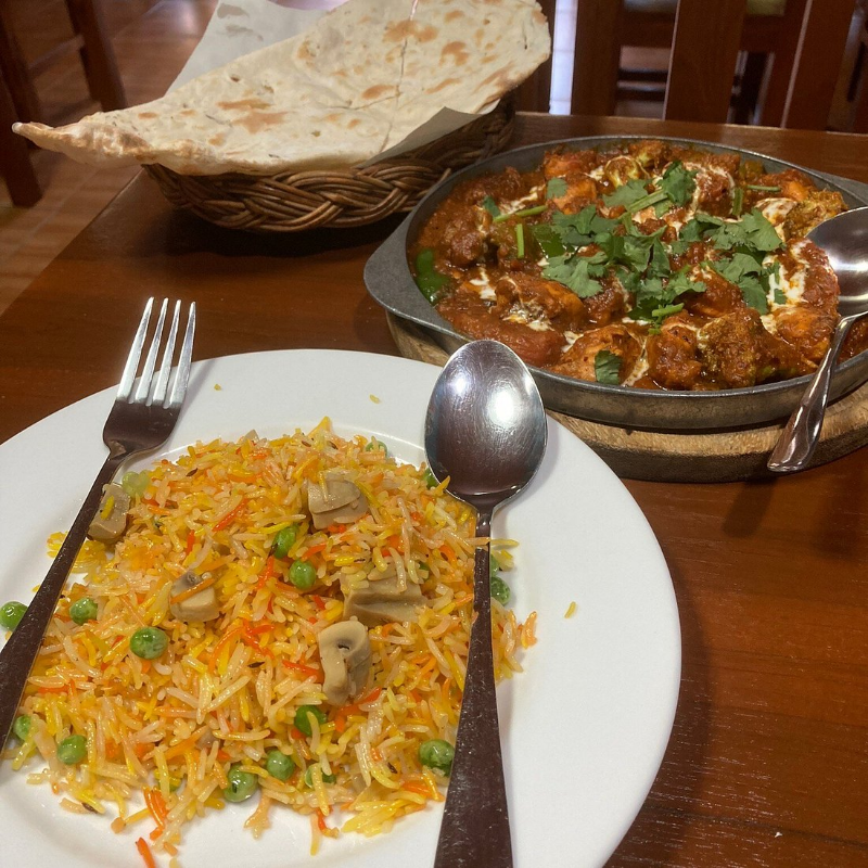 Refeição completa inclui naan, frango tawa e arroz