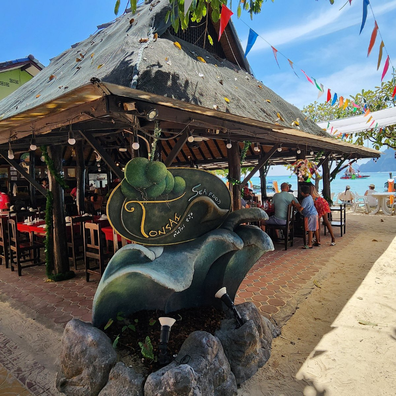 Restaurante à beira mar transmite sensação arejada