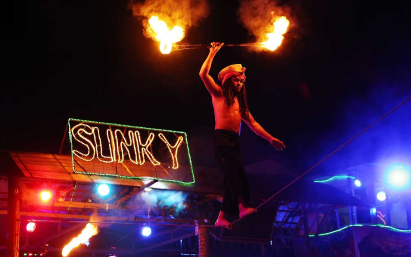 Shows de fogo no Slinky Beach Bar criam impacto visual