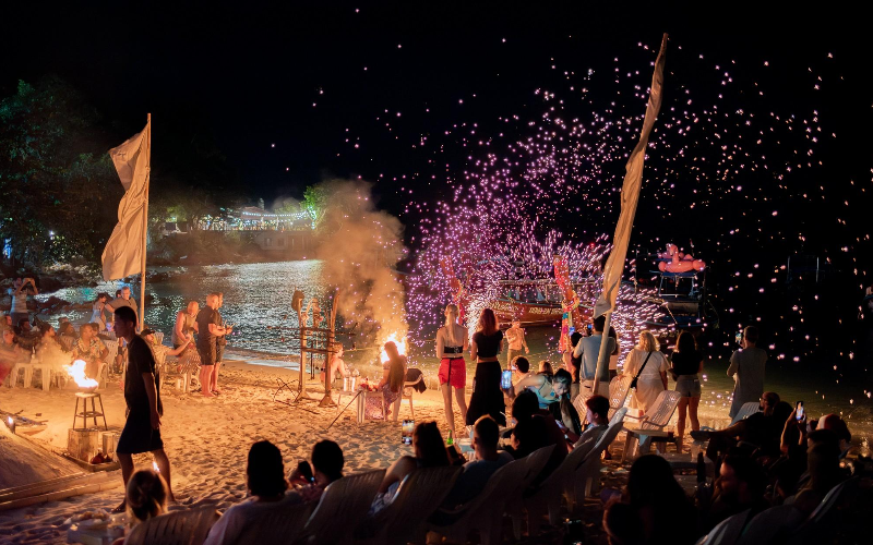 Carlito’s Bar conquista visitantes com shows de fogo