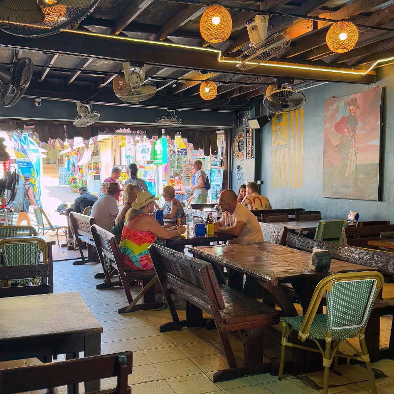 Interior usa amarelo e preto com design pirata marcante