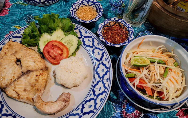 Peixe grelhado se destaca entre os pratos do restaurante