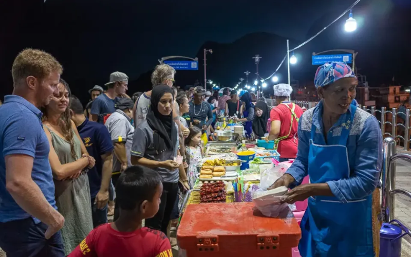 Phi Phi Market oferece ambiente de rua tailandesa