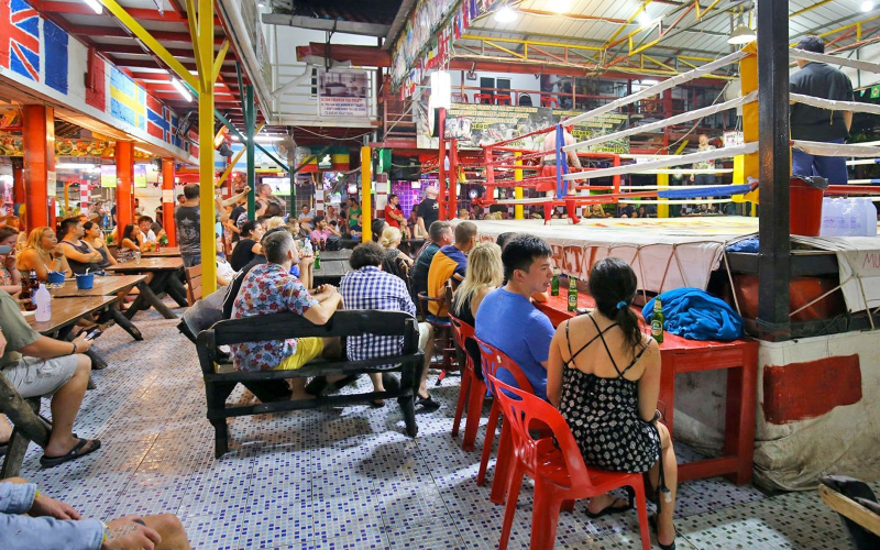 Phi Phi Reggae Bar cria clima noturno animado