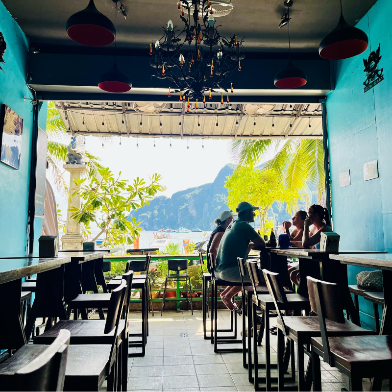 Restaurante oferece vista ampla do mar refrescante