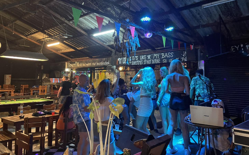 Rolling Stoned Bar cria festa animada sem lotação