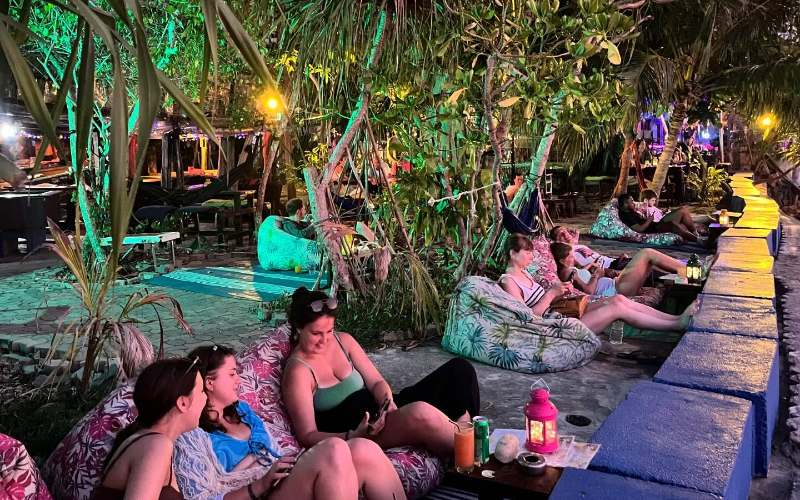 Sunflower Beach Bar se destaca pelo clima calmo