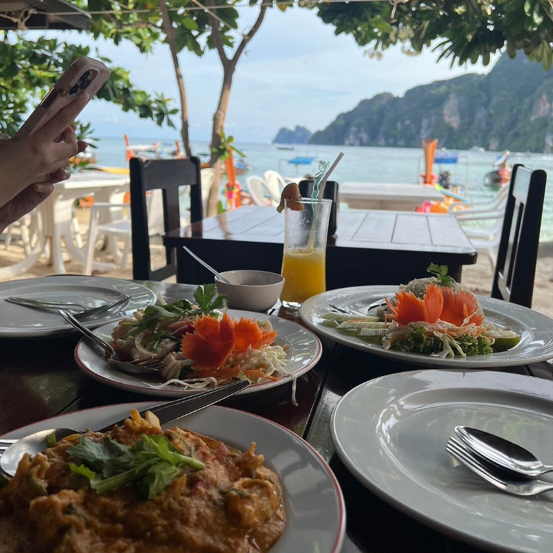Tonsai Seafood oferece refeição com vista ao mar