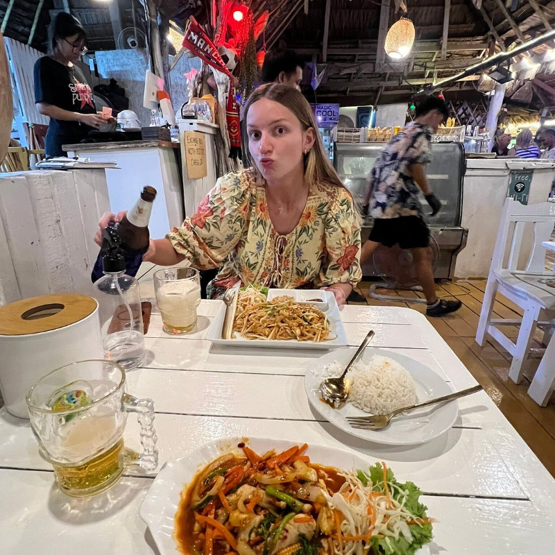 Viajantes fazem check in enquanto comem no Oasis Bar