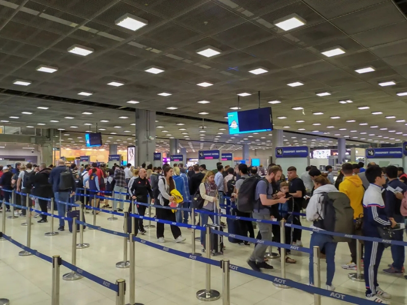 Após o pouso, forme fila com seu passaporte e cartão de chegada preenchido