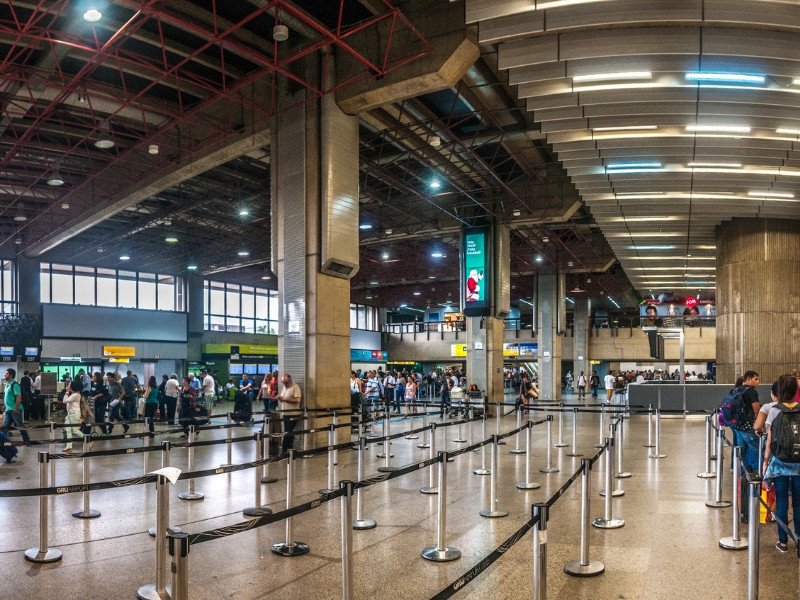 Interior do Aeroporto de Guarulhos. Principal hub de partida internacional do Brasil