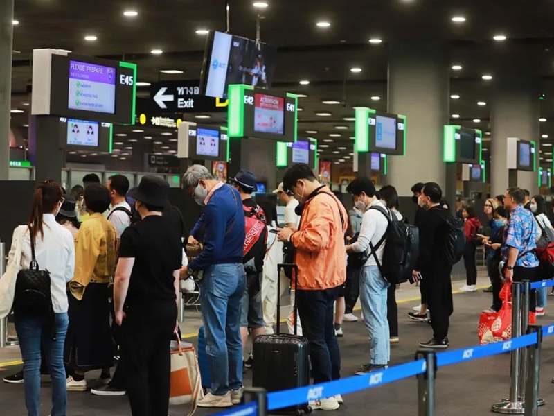 Viajantes na fila para check-in e procedimentos de partida no aeroporto