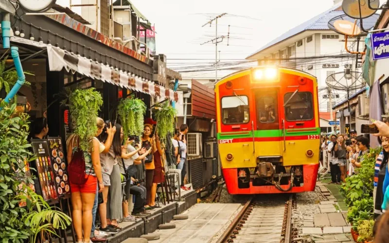 O Maeklong Railway Market é um mercado único onde um trem passa diretamente entre as barracas.