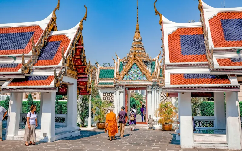 O Grand Palace é um dos marcos mais famosos de Bangkok, conhecido por sua arquitetura tailandesa.