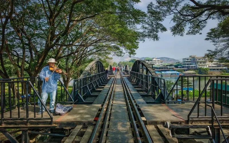 Kanchanaburi é famosa pela histórica Bridge over the River Kwai.