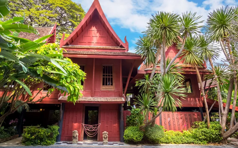 Jim Thompson House é um museu que apresenta a arquitetura tradicional tailandesa e a história da seda.
