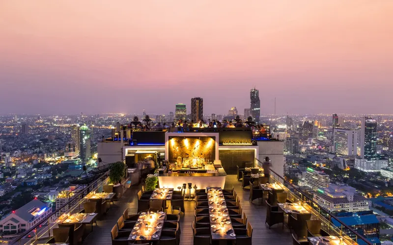 Vertigo Rooftop Restaurant oferece uma experiência gastronômica no rooftop com vistas panorâmicas de Bangkok.