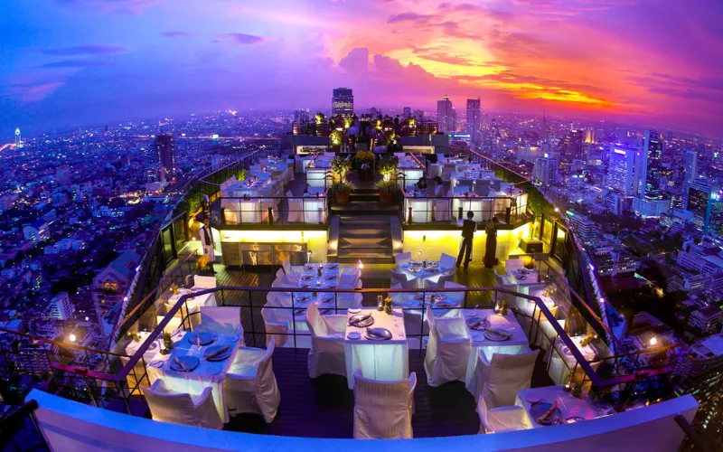 Banyan Tree Bangkok é um hotel de luxo conhecido por sua vista do rooftop.