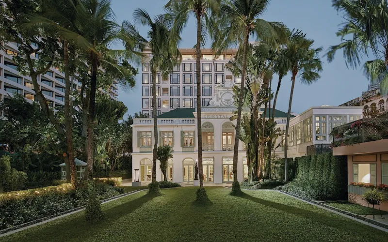 Mandarin Oriental Bangkok é um lendário hotel de luxo às margens do rio Chao Phraya.