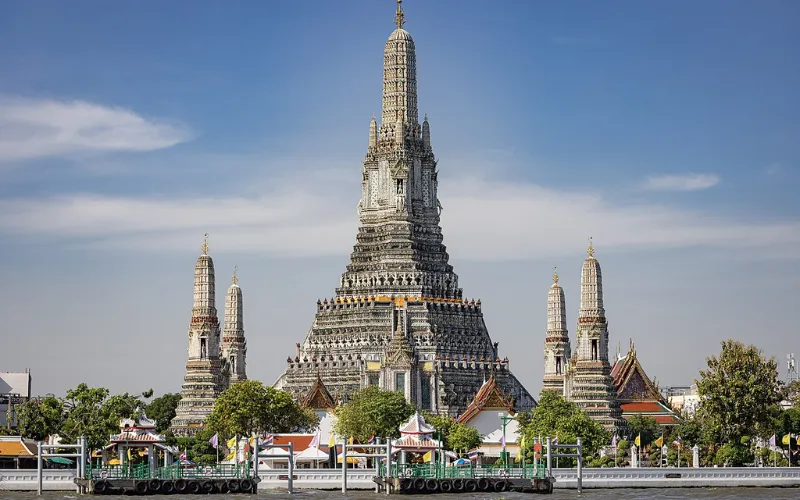 Wat Arun é famoso por sua bela localização à beira do rio e por sua icônica torre em estilo Khmer.