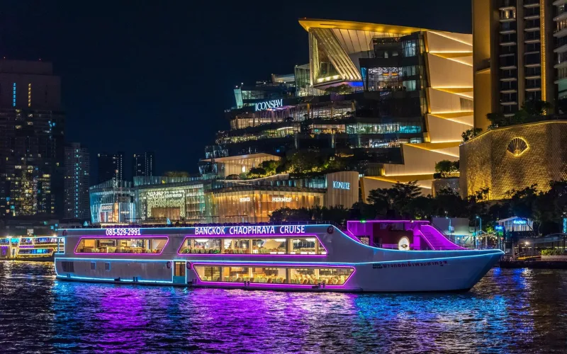 O Chao Phraya Dinner Cruise oferece um jantar panorâmico enquanto navega pelo rio Chao Phraya.