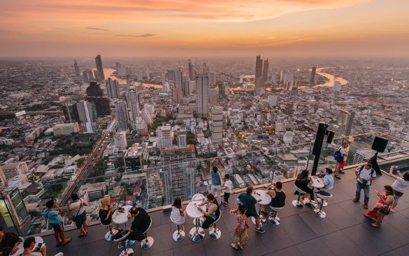 O King Power Mahanakhon SkyWalk oferece vistas panorâmicas de Bangkok a partir do mirante mais alto da cidade.