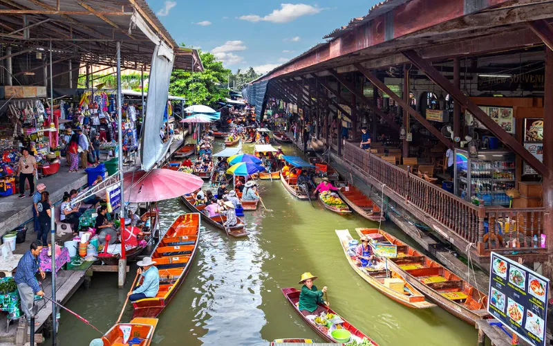 O Damnoen Saduak Floating Market é um famoso mercado flutuante onde vendedores vendem produtos diretamente de barcos.