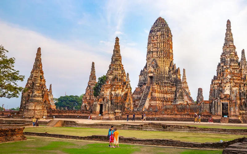 Ayutthaya é uma cidade histórica famosa por seus templos antigos e ruínas.