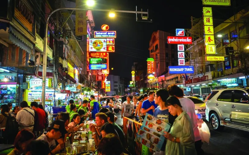 Bangkok Chinatown é famoso pela sua vibrante comida de rua e pela animada atmosfera noturna.