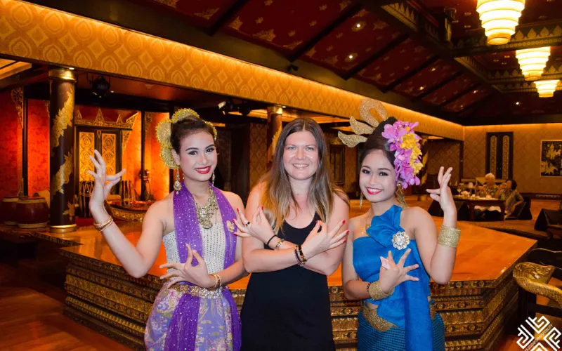 Sala Rim Naam é um famoso restaurante à beira do rio conhecido pela autêntica culinária tailandesa.