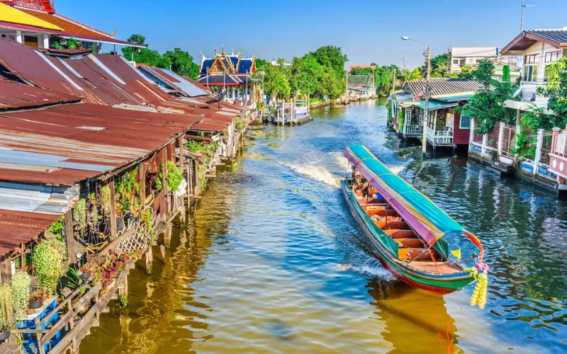 Os Thonburi Khlongs são canais históricos onde os visitantes podem explorar o estilo de vida tradicional às margens dos rios de Bangkok.