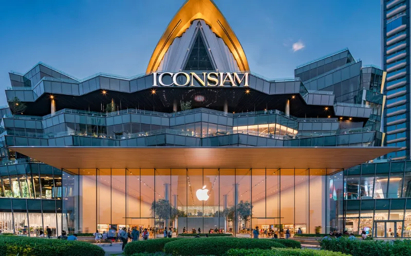 O ICONSIAM é o lugar perfeito para encerrar o segundo dia em Bangkok, combinando compras, gastronomia e belas vistas do rio em um destino vibrante.