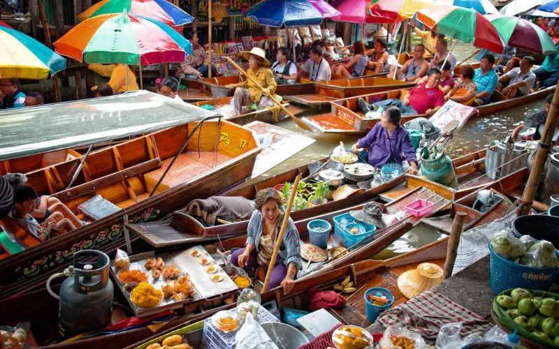 O Damnoen Saduak Floating Market é o mercado flutuante mais famoso da Tailândia