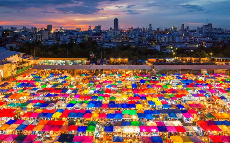 O Chatuchak Weekend Market é um dos maiores mercados de fim de semana do mundo.