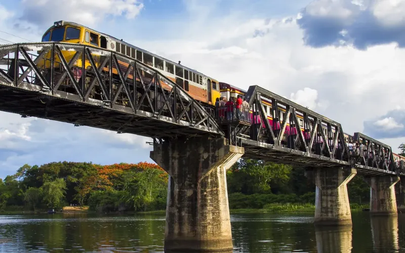 Kanchanaburi é famosa pela histórica Bridge over the River Kwai e por suas paisagens naturais impressionantes