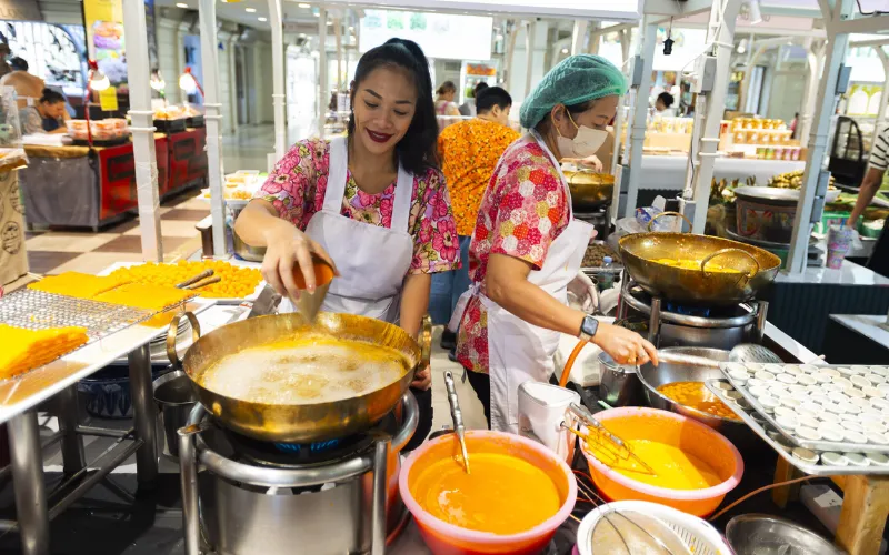 Bangkok Food Tour is a guided experience to taste famous Bangkok street food