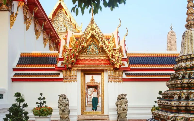 O Wat Pho é famoso pelo gigantesco Buda Reclinado e pela tradicional escola de massagem tailandesa.